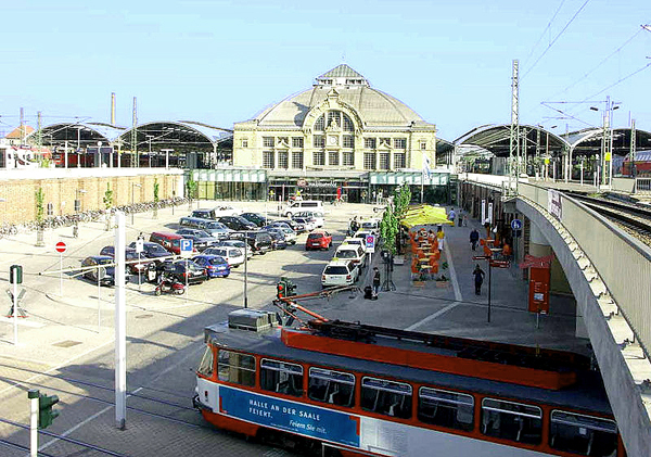 1990-05 DDR - SA-Halle. Hlavní nádraží je velmi podobné našemu v Plzni